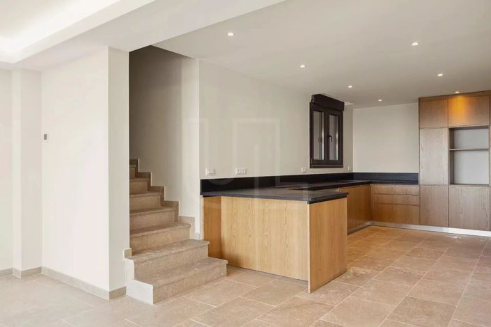 Image No.5-5 Bed House for sale