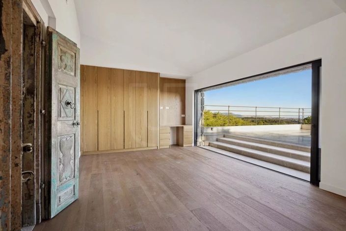 Image No.8-5 Bed House for sale