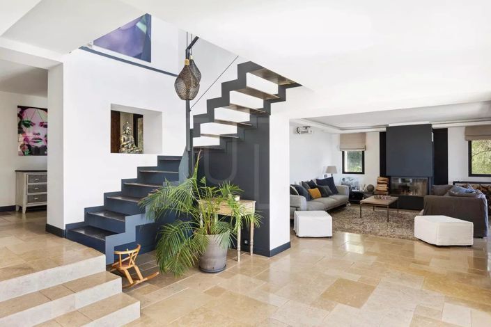 Image No.7-6 Bed House for sale