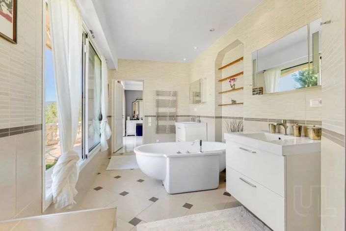 Image No.8-5 Bed House for sale