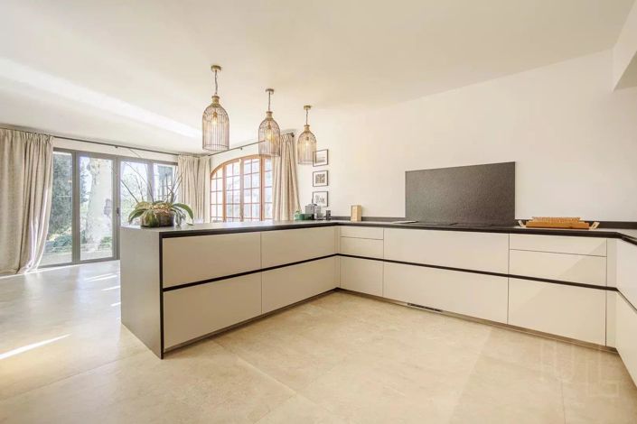 Image No.6-5 Bed House for sale