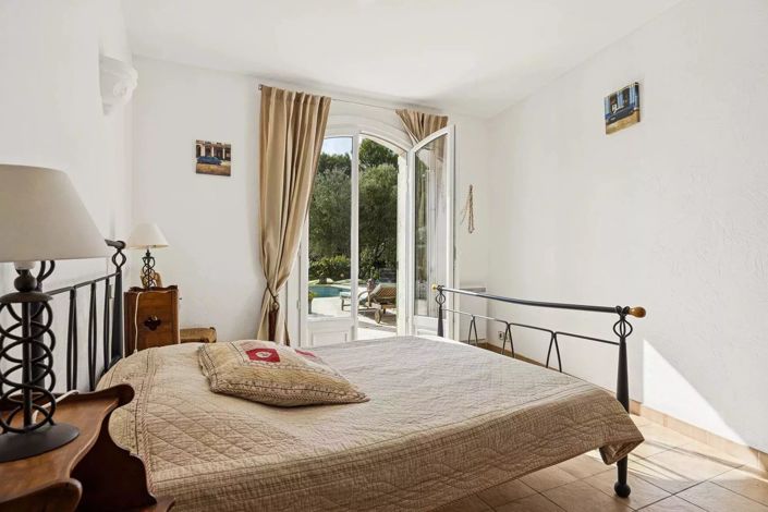 Image No.8-5 Bed House for sale