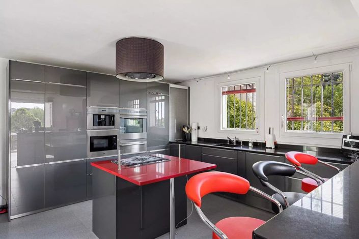 Image No.9-5 Bed House for sale