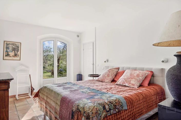 Image No.7-5 Bed House for sale