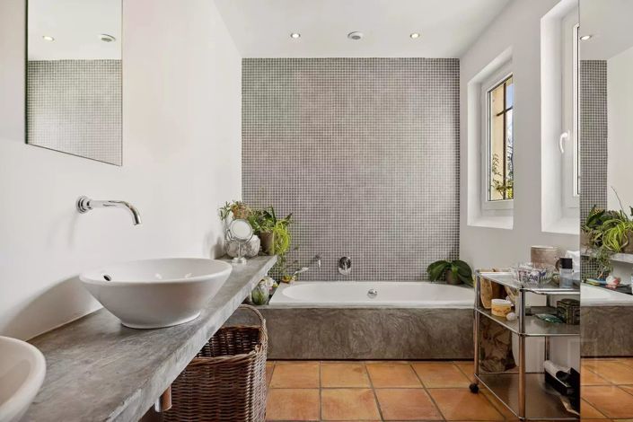 Image No.8-5 Bed House for sale