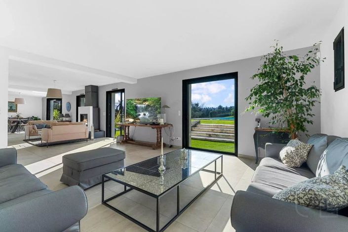 Image No.10-4 Bed House for sale