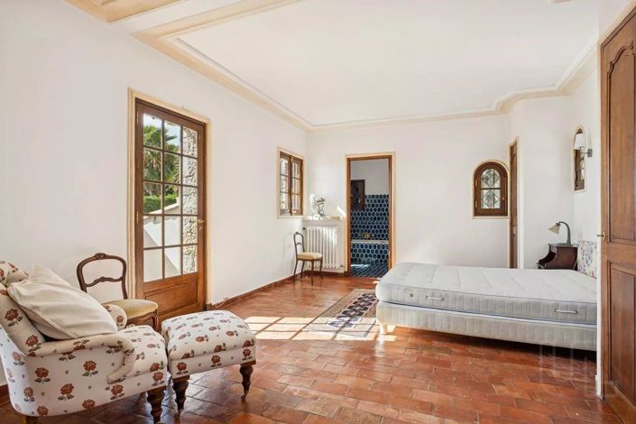 Image No.8-5 Bed House for sale