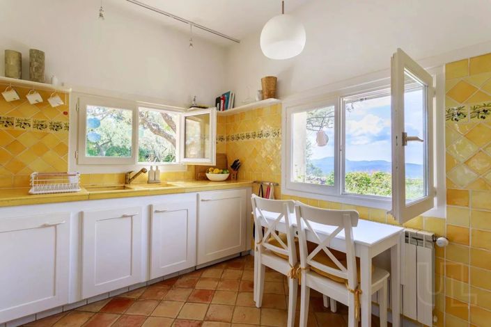 Image No.8-5 Bed House for sale