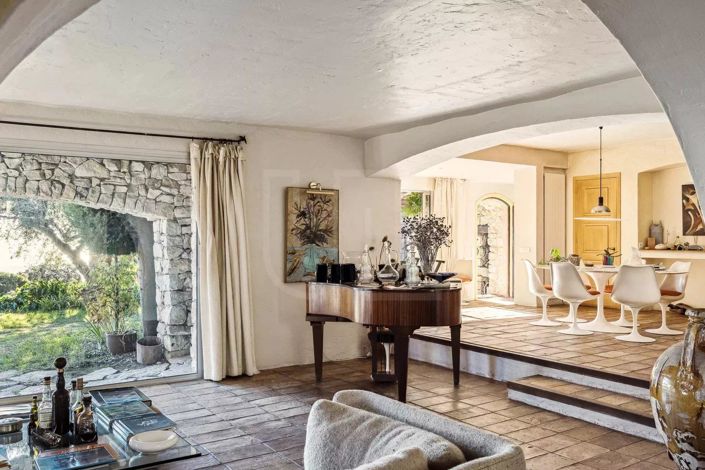 Image No.3-6 Bed House for sale