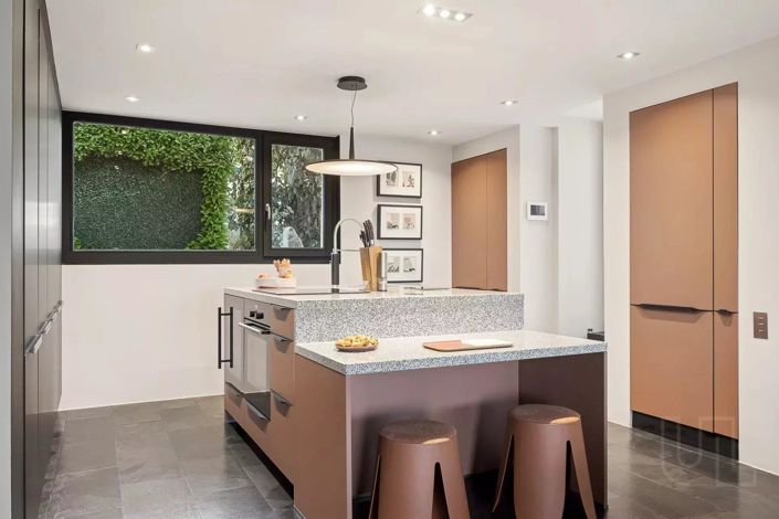 Image No.8-5 Bed House for sale