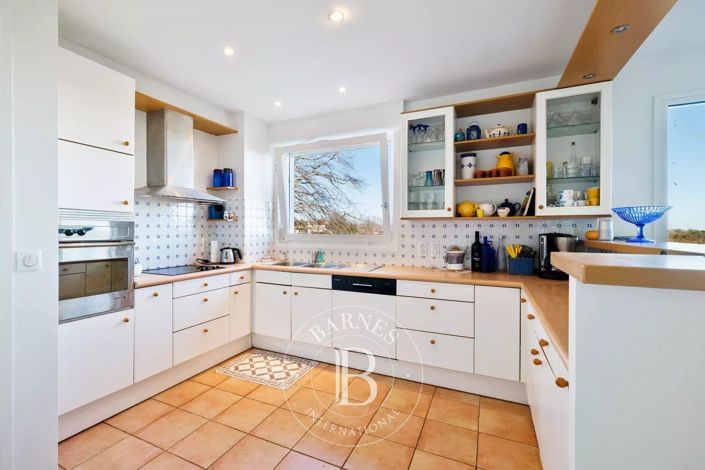 Image No.7-7 Bed House for sale