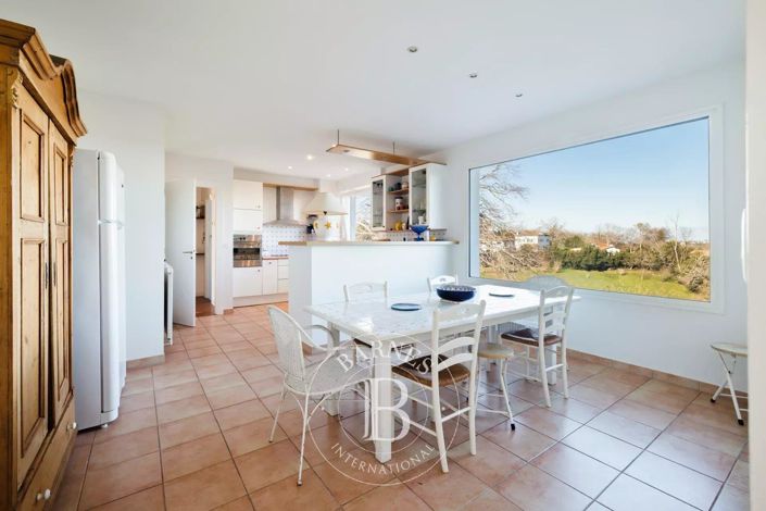 Image No.8-7 Bed House for sale