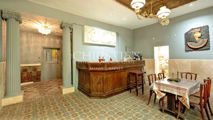 Image No.2-8 Bed House for sale
