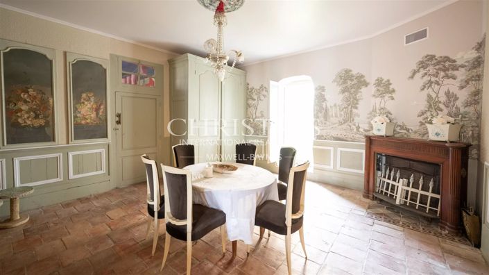 Image No.8-8 Bed House for sale