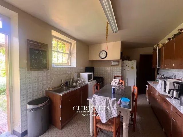 Image No.8-8 Bed House for sale