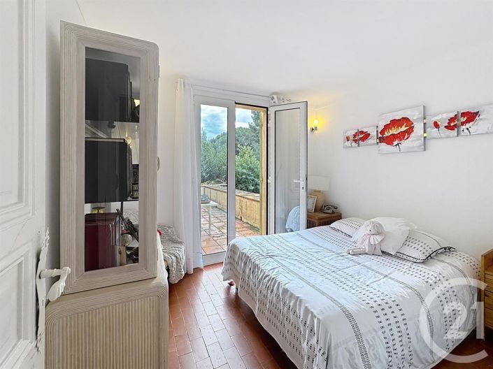 Image No.8-10 Bed House for sale