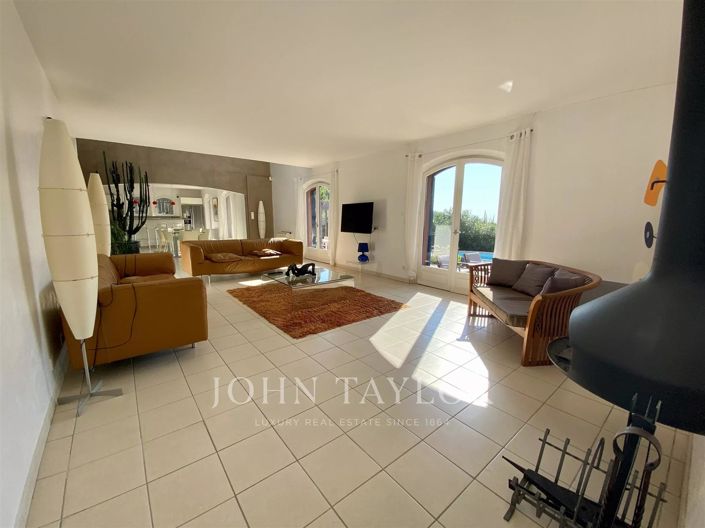 Image No.6-5 Bed House for sale