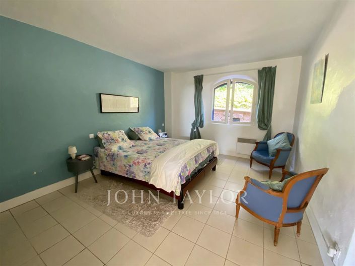 Image No.8-5 Bed House for sale