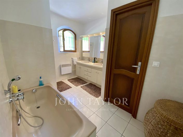 Image No.9-5 Bed House for sale