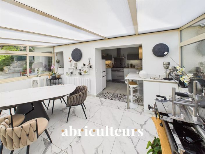 Image No.10-6 Bed House for sale