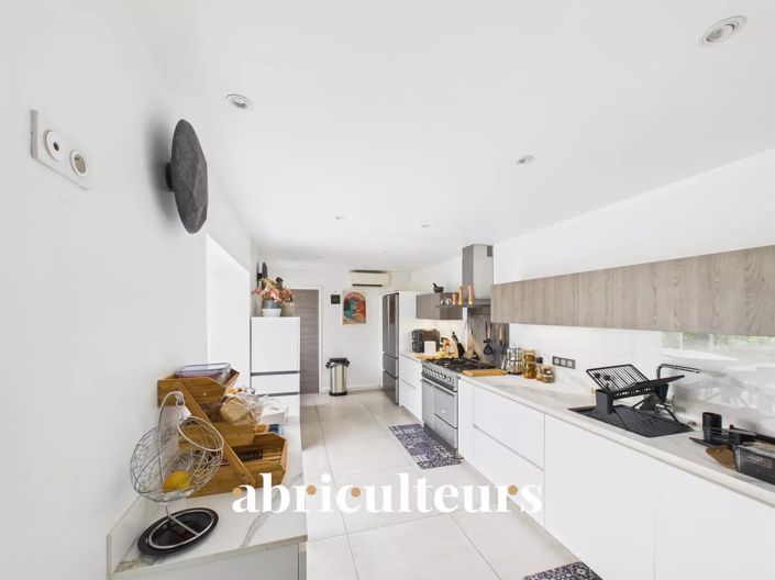 Image No.9-6 Bed House for sale