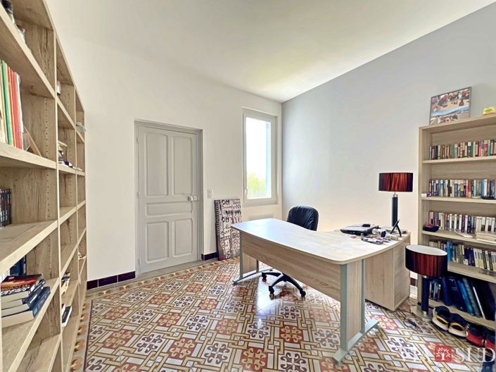 Image No.8-6 Bed Property for sale
