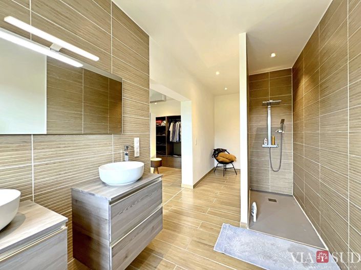 Image No.9-6 Bed Property for sale