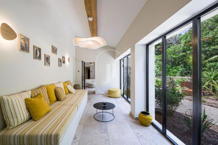 Image No.5-6 Bed House for sale