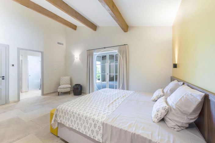 Image No.8-6 Bed House for sale