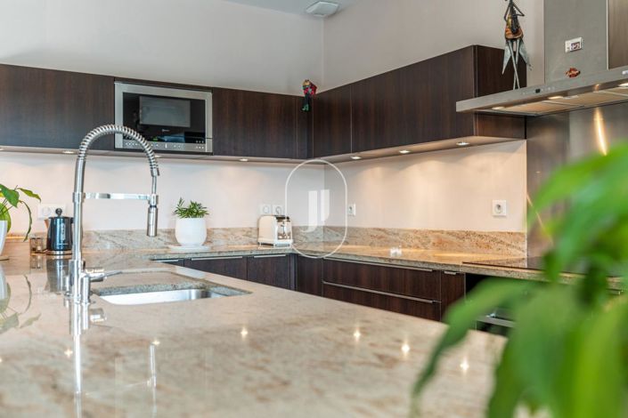 Image No.9-4 Bed House for sale