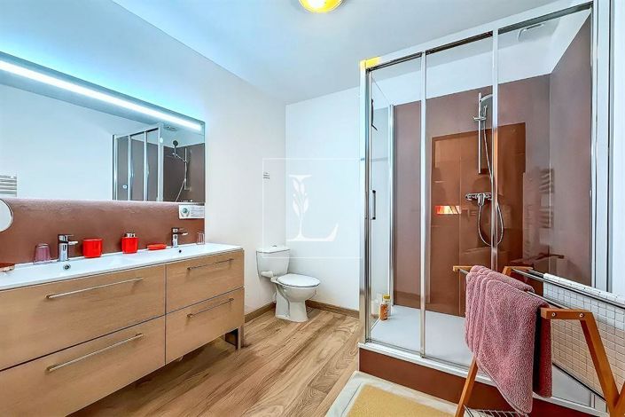 Image No.17-5 Bed Property for sale