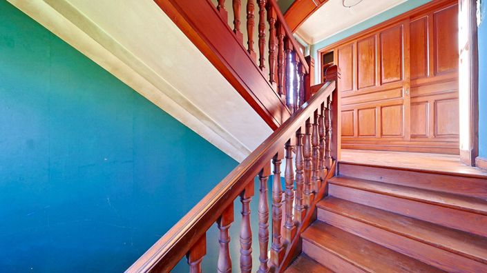 Image No.10-8 Bed Property for sale