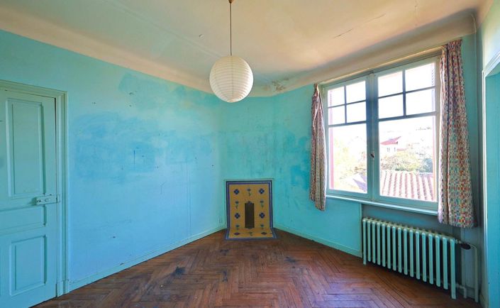 Image No.12-8 Bed Property for sale