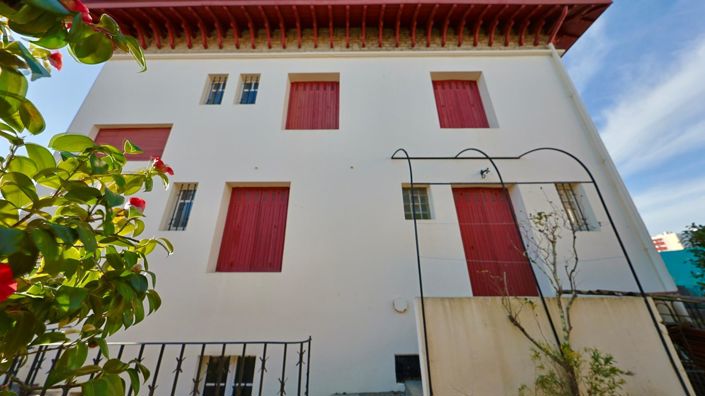 Image No.17-8 Bed Property for sale