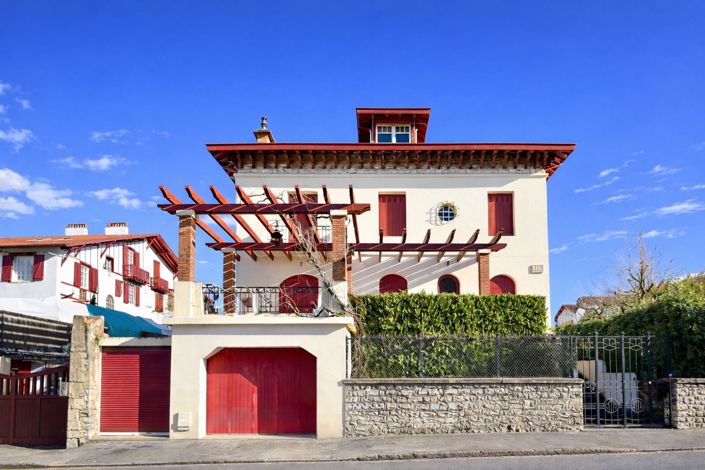 Image No.2-8 Bed Property for sale