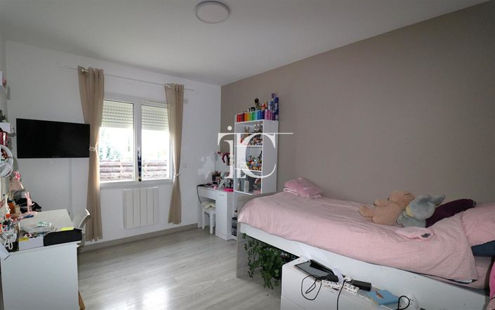 Image No.11-8 Bed House for sale