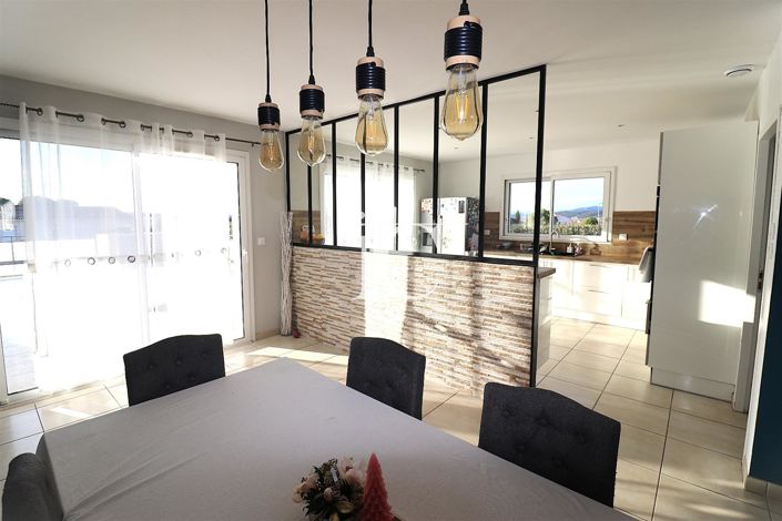 Image No.5-8 Bed House for sale