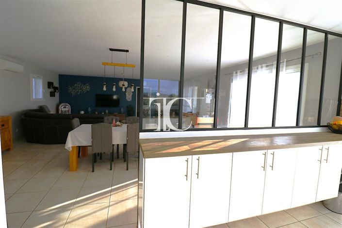 Image No.6-8 Bed House for sale