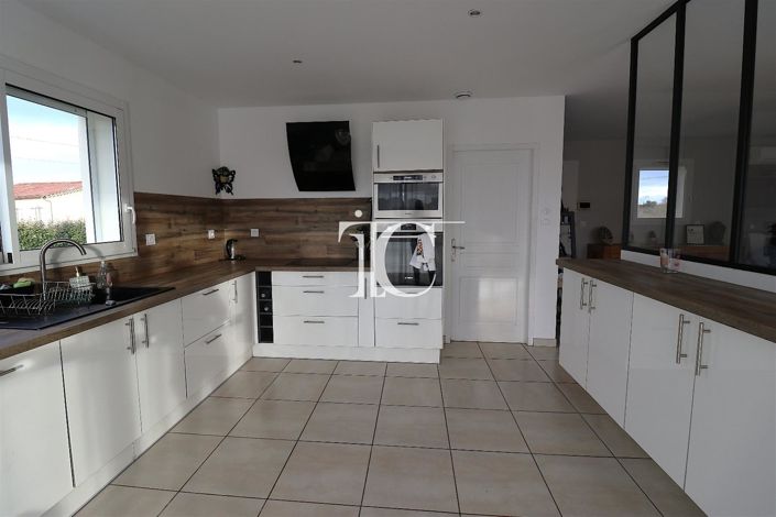 Image No.7-8 Bed House for sale