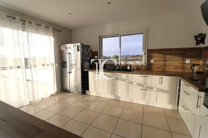 Image No.8-8 Bed House for sale