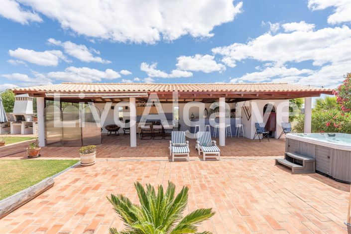 Image No.8-4 Bed House for sale