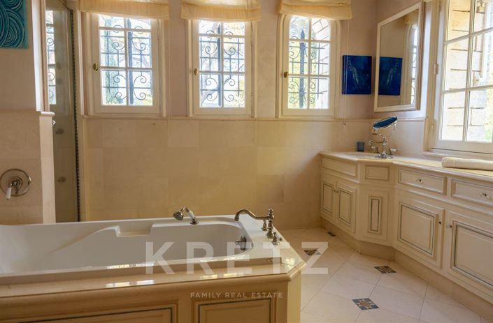 Image No.10-13 Bed Property for sale