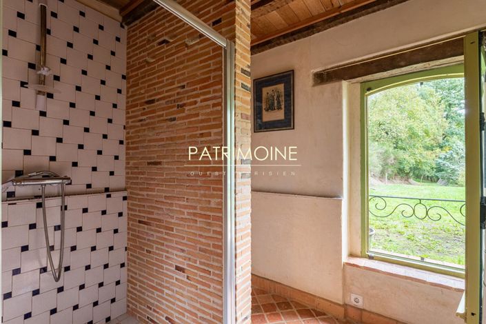 Image No.10-5 Bed Property for sale