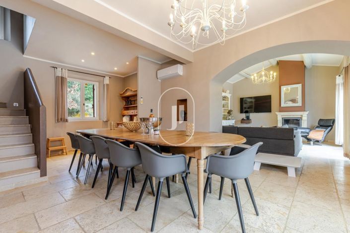 Image No.5-6 Bed House for sale