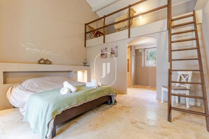 Image No.8-6 Bed House for sale