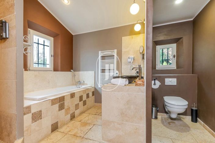 Image No.8-6 Bed House for sale