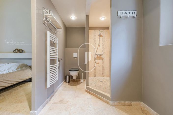 Image No.9-6 Bed House for sale