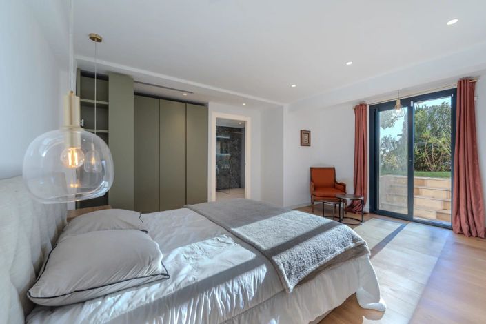 Image No.24-6 Bed House for sale