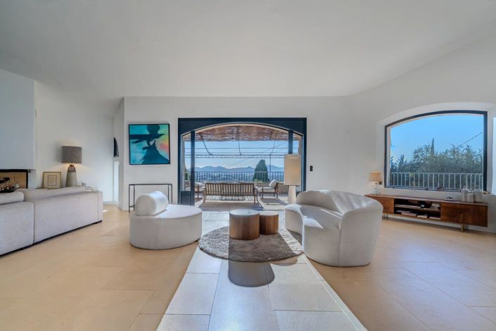 Image No.8-6 Bed House for sale