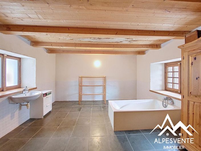 Image No.18-4 Bed House for sale